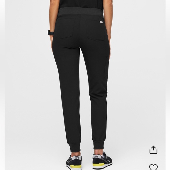 FIGS Black Zamora Jogger- medium petite - Picture 2 of 4